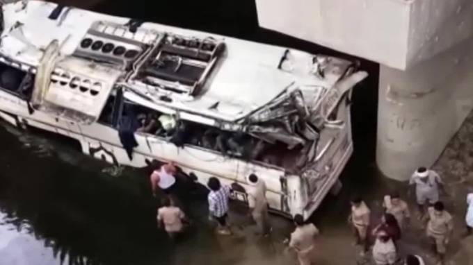 Видео из Индии: Автобус с пассажирами упал с высоты, 29 человек погибли - piter.tv - Турция - Индия