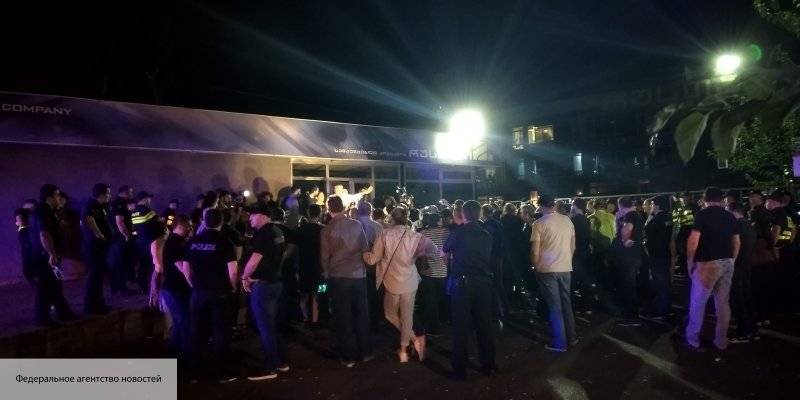 Владимир Путин - Возмущенные выходкой на «Рустави 2» грузины обещали не допустить ухудшения отношений с РФ - politros.com - Россия - Грузия - Тбилиси - Тбилиси