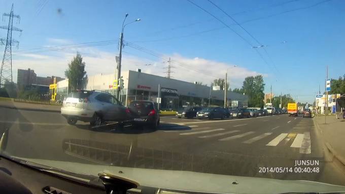 Автомобиль хотел первым развернуться на пешеходном переходе и устроил ДТП - piter.tv - Санкт-Петербург