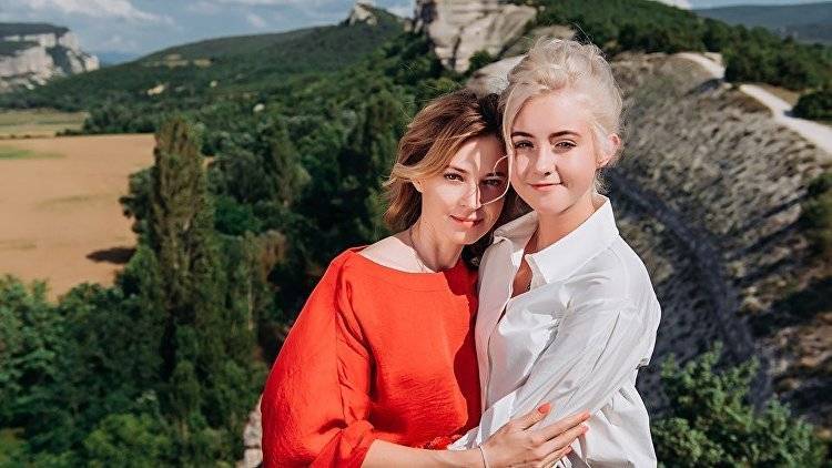 Наталья Поклонская - Горы и национальные костюмы: Поклонская опубликовала "крымские" фото с дочкой - crimea.ria.ru - Крым - Симферополь