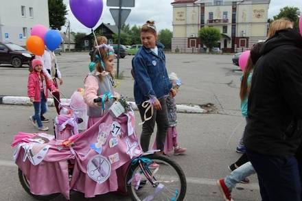 святой Петр - святой Феврония - Бэтмены и&nbsp;принцессы стали участниками парада колясок на&nbsp;Бору - vgoroden.ru