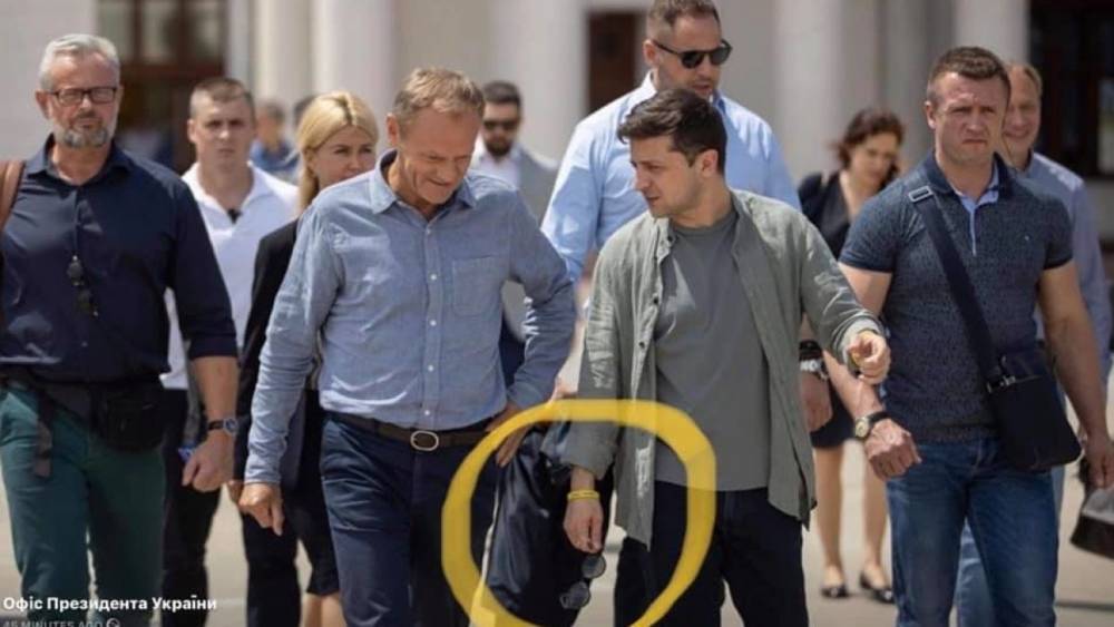 Владимир Зеленский - Петр Порошенко - Ангела Меркель - Михаил Добкин - Геннадий Онищенко - Дональд Туск - Странный браслет на руке Зеленского озадачил пользователей Сети - riafan.ru - Россия - Украина - Киев - Турция - Германия - Одесса - Ужгород