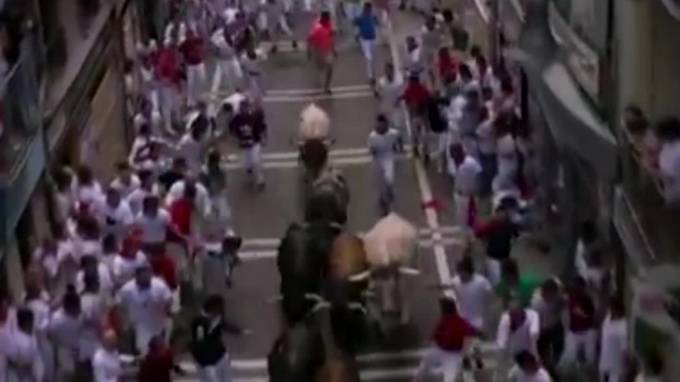За первые дни фестиваля забегов с быками в испанском Памплоне пострадали 10 человек - piter.tv - США - Испания
