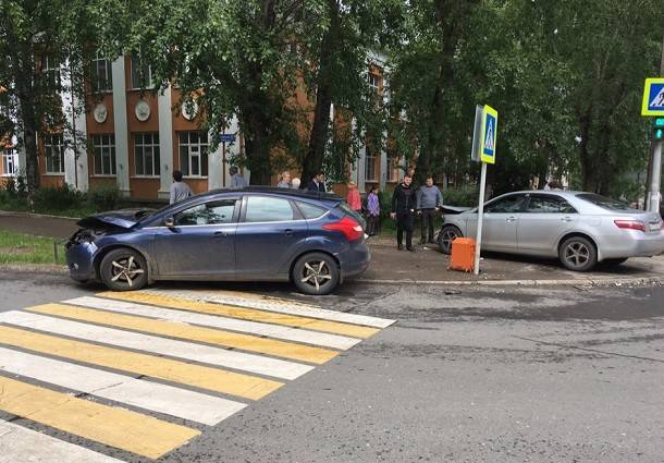 В центре Сыктывкара не поделили перекресток Ford и Toyota - bnkomi.ru - Сыктывкар