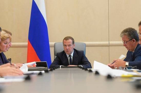 Дмитрий Медведев - Медведев утвердил госорганы и виды контроля, попадающие под «регуляторную гильотину» - pnp.ru