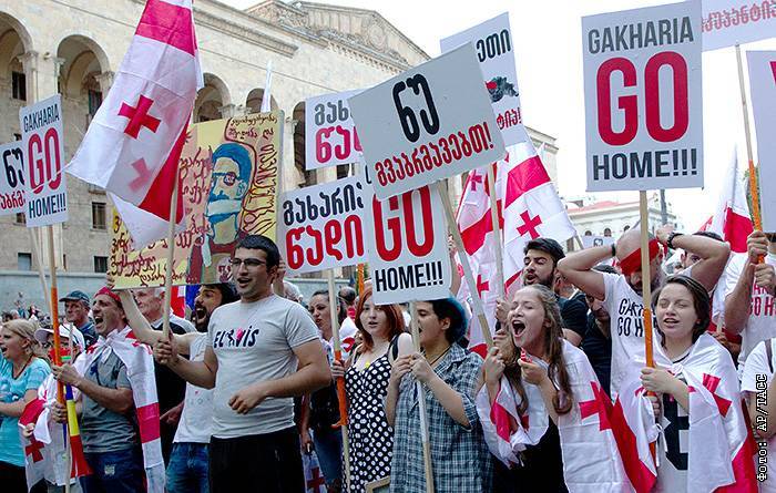 В центре Тбилиси начались столкновения участников двух акций - interfax.ru - Москва - Грузия - Тбилиси - Тбилиси