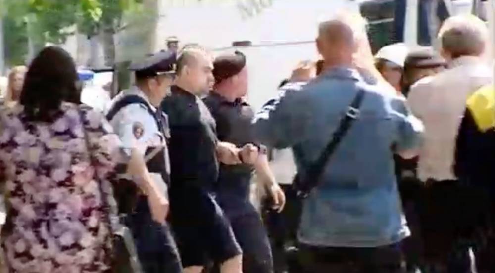 Угрожавшего взорвать гранату должника вывела полиция - m24.ru - Москва - Астрахань