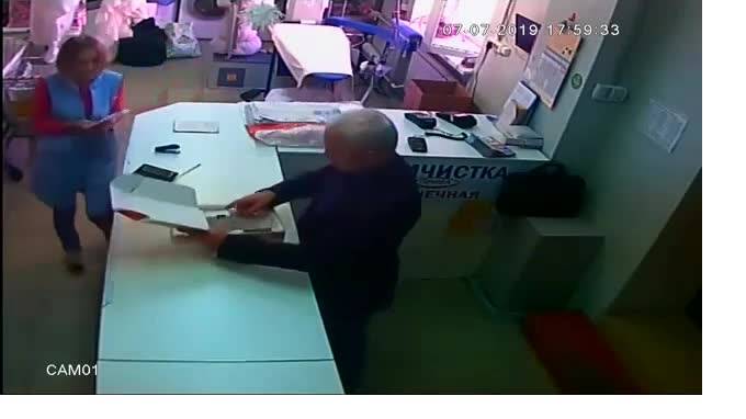 Мужчина представился сотрудником полиции в химчистке в Павловске и забрал все деньги из кассы - piter.tv - Санкт-Петербург - Павловск