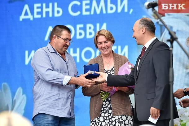 Сергей Паршуков - В Сыктывкаре наградили медалями «За любовь и верность» семьи со стажем - bnkomi.ru - Россия - респ. Коми - Сыктывкар