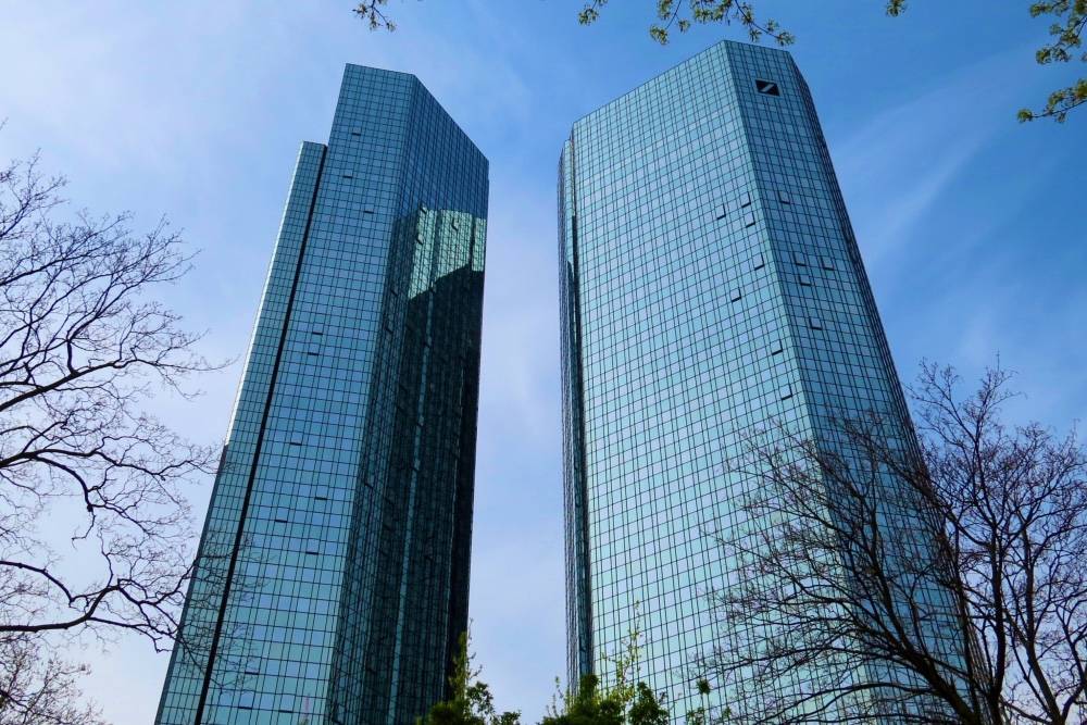 Дональд Трамп - Адам Шифф - Deutsche Bank объявил о новой стратегии, в рамках которой под сокращение попадут 18 тысяч сотрудников по всему миру - rtvi.com - Россия - США - Австралия - Германия - Эстония
