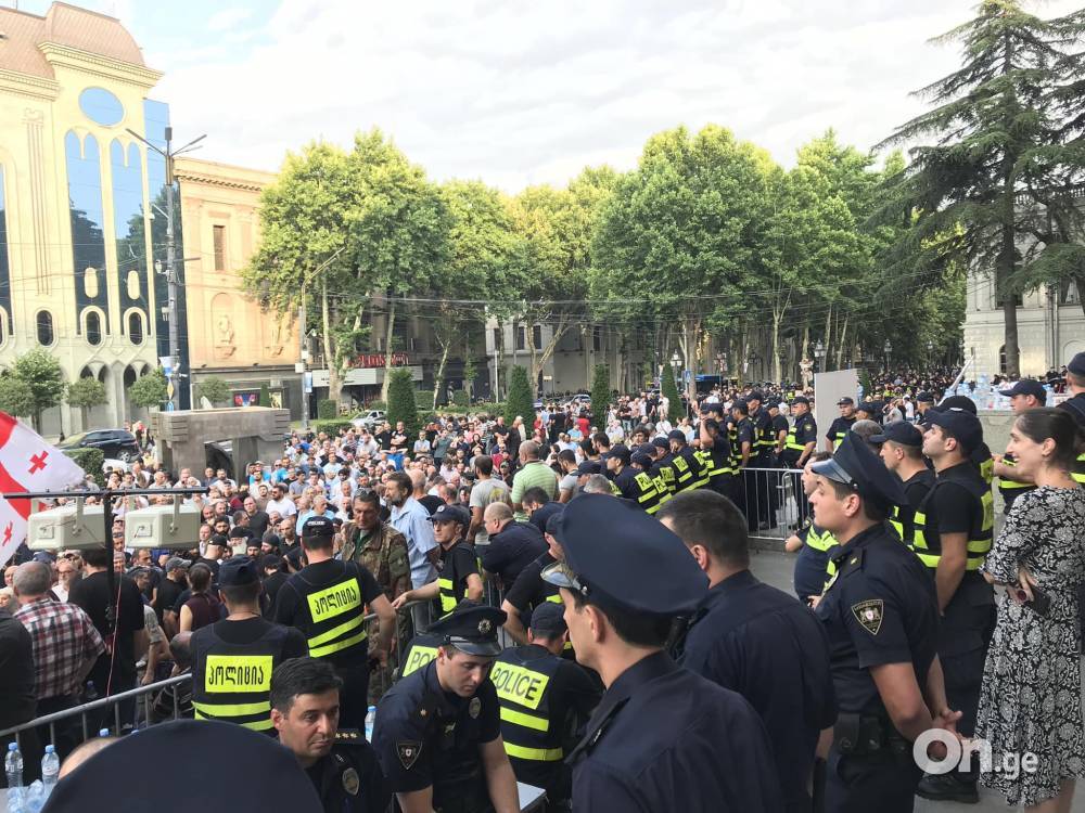 Георгий Гахарий - В столице Грузии в разгаре две протестные акции - news-front.info - Россия - Грузия