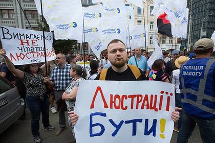 Владимир Зеленский - Владимир Гройсман - Руслан Стефанчук - Команда Зеленского захотела расширить люстрационные законы - lenta.ru - Украина