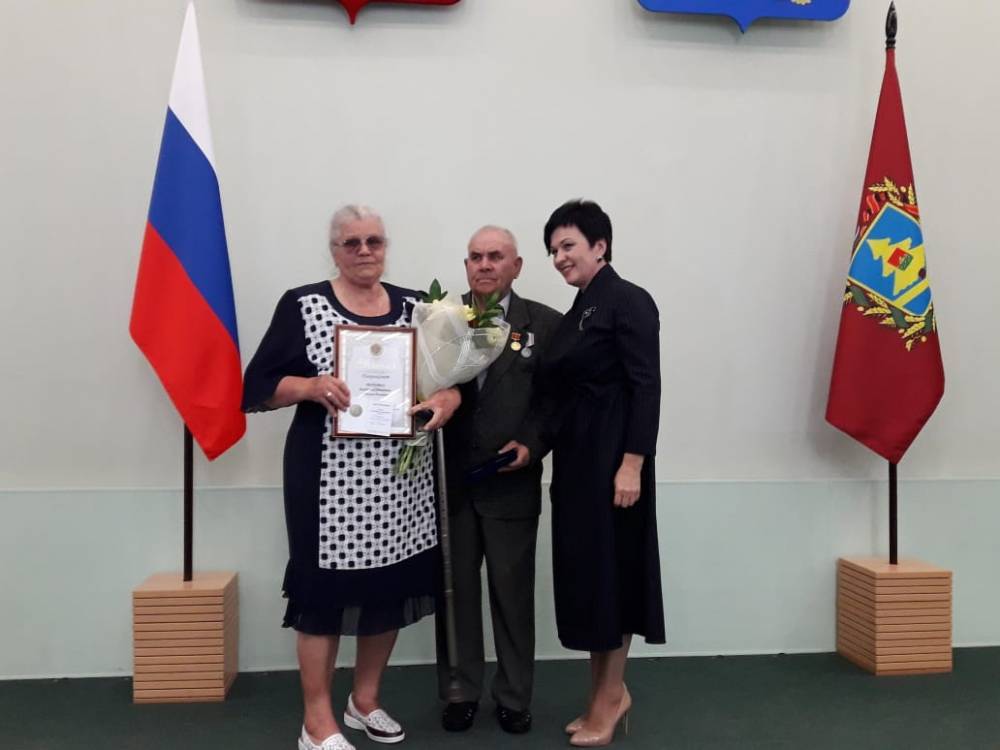 Валентина Миронова вручила награды и памятные медали 43-м семьям Брянщины - bragazeta.ru - Россия - Брянская обл.