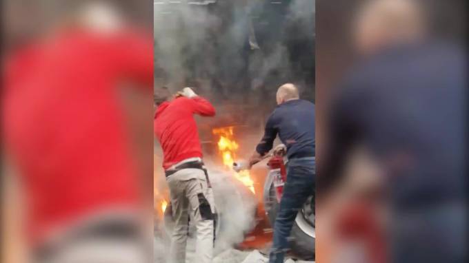 Видео: на Выборгском шоссе у КамАЗа загорелось колесо - piter.tv - Камаз