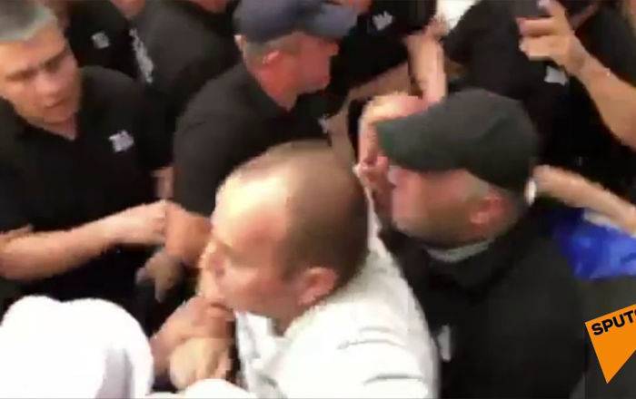 Владимир Путин - Георгий Габуния - Георгий Гахарии - Неразбериха в Тбилиси: в столице Грузии проходят сразу несколько акций протеста – видео - ru.armeniasputnik.am - Россия - Грузия - Тбилиси