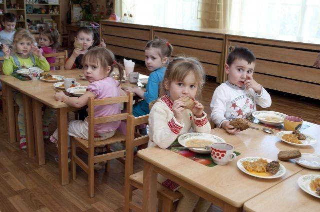 На Урале в детском саду ребенка накормили едой с пола - aif.ru - респ. Саха - Свердловская обл. - Карпинск