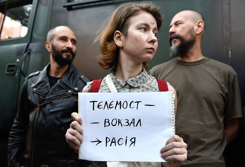 Владимир Зеленский - Петр Порошенко - Ирина Геращенко - Владимир Александрович - NewsOne осудил протестные акции у редакции в Киеве из-за телемоста - tvc.ru - Россия - Украина