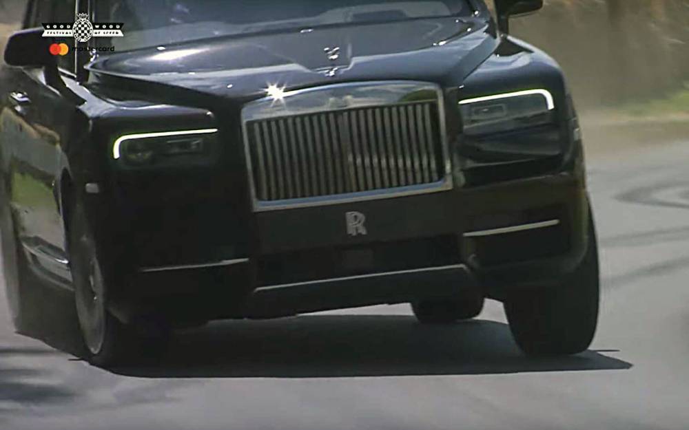 Огромный внедорожник Rolls-Royce на&nbsp;треке с&nbsp;сеном&nbsp;— это надо видеть!&nbsp;— журнал За&nbsp;рулем - zr.ru - Англия