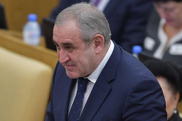 Сергей Неверов - Евгений Примаков - Георгий Габуния - В Госдуме рассмотрят запрет на ввоз грузинского вина и воды - trud.ru - Россия - Грузия