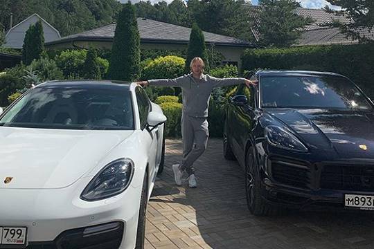 Евгений Плющенко - Плющенко ответил фанатам на критику фото с двумя Porsche - versia.ru - Россия
