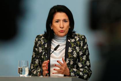 Георгий Гахарии - Президент Грузии попросила протестующих отложить флаг патриотизма - lenta.ru - Россия - Грузия - Тбилиси