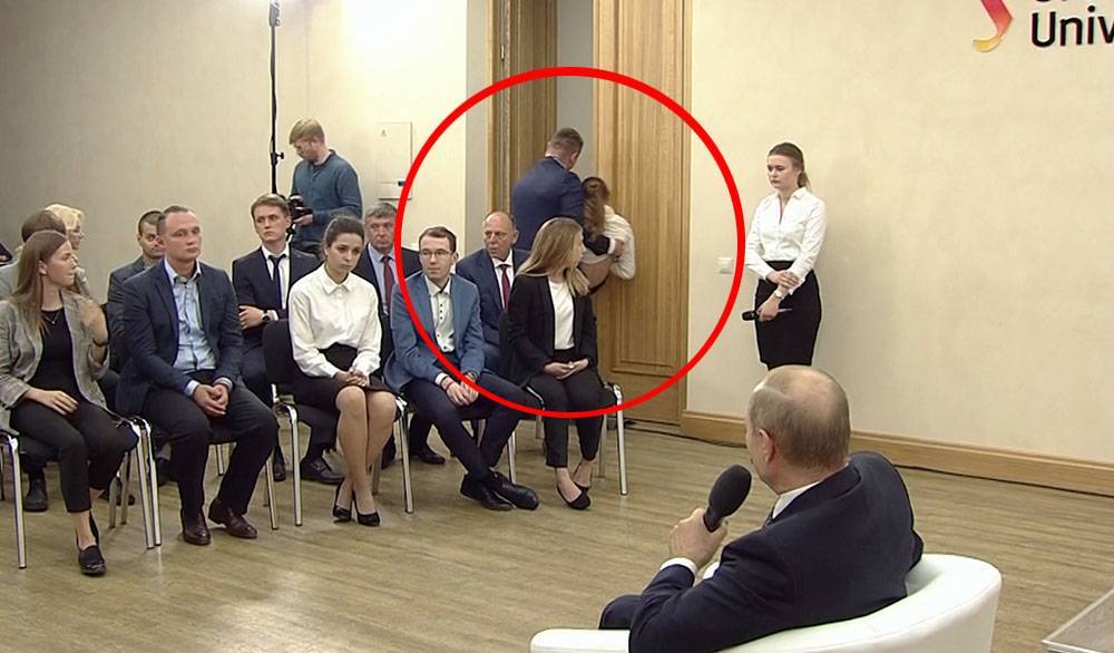 Владимир Путин - Татьяна Голикова - "Помогите девочке": студентка упала в обморок на встрече с Путиным - tvc.ru - Екатеринбург - Уральск