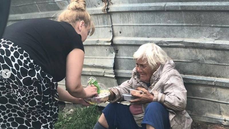 «Сидит на улице и ест одуванчики»: под Уфой бабушка умоляет защитить ее от родной внучки - bash.news - Уфа