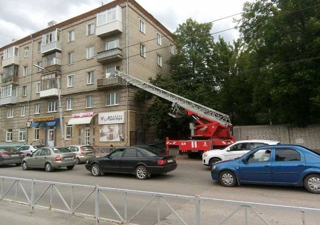 В Рязани пожарный спас пенсионерку, запертую внуком на балконе - ya62.ru - Рязань