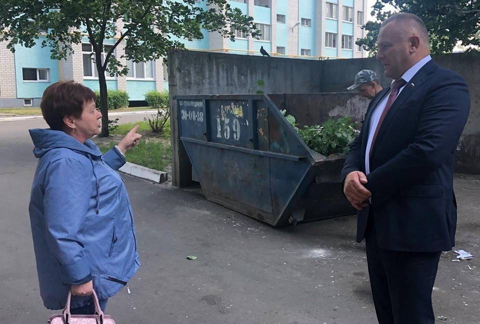 Депутат Госдумы взял на контроль вопрос вывоза мусора из брянского двора - bragazeta.ru - Россия - Брянск