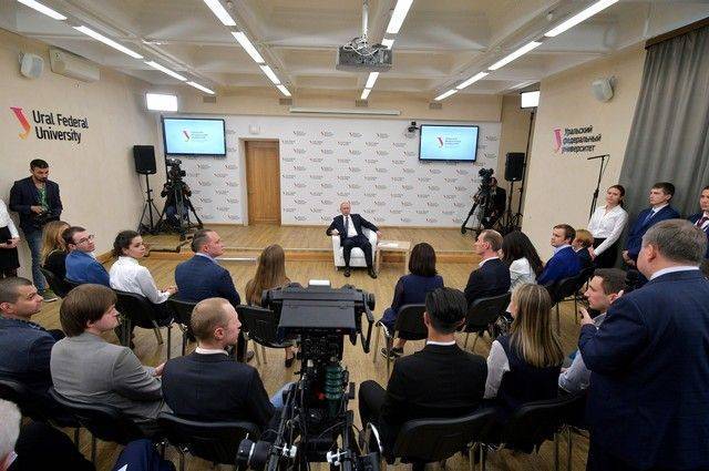 Владимир Путин - На встрече Путина со студентами УрФУ одна из участниц потеряла сознание - aif.ru - Россия - Украина - Уральск
