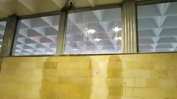 Станцию "Девяткино" затопило из-за дождя - piter.tv - Санкт-Петербург