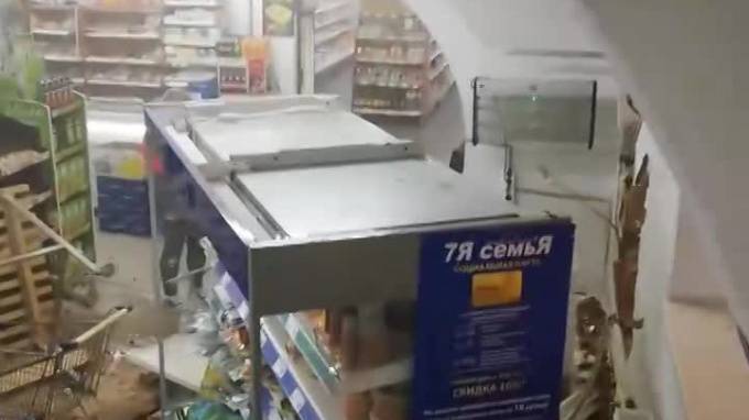 Видео: автомобиль врезался в витрину магазина "Семья" в Петербурге - piter.tv - Санкт-Петербург