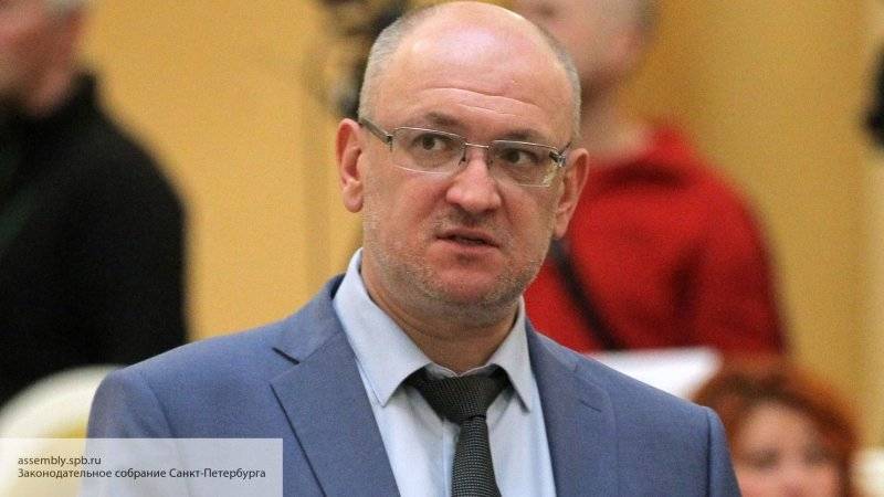 Максим Резник - Резник - В деле рюмочной Резника неожиданно появились новые документы, позволившие затянуть суд - politros.com