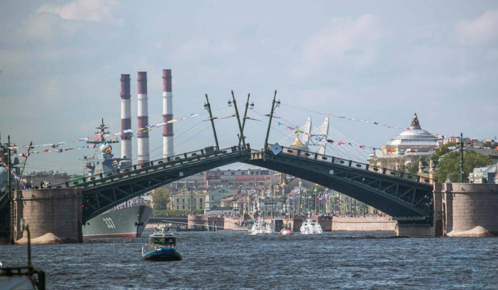 Пассажирским лайнерам могут разрешить проходить под мостами Петербурга - gorod-plus.tv - Россия