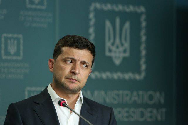 Владимир Зеленский - Николай Азаров - Зеленского ужаснул подарок в виде его собственного гипсового бюста - aif.ru - Украина - Черкассы