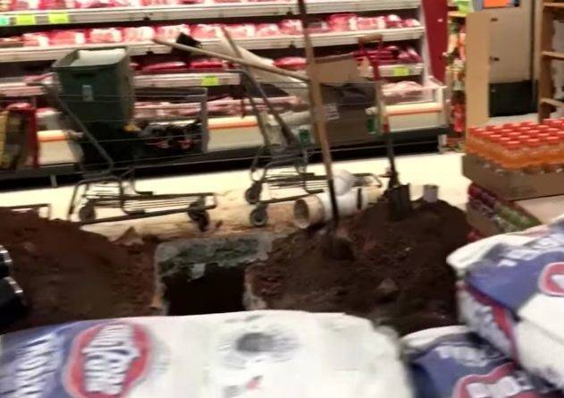 На шокирующем видео рабочие делают дыру в полу продуктового магазина, а сотрудники смахивают строительный мусор с продуктов - usa.one - США - Молдавия - шт. Миннесота