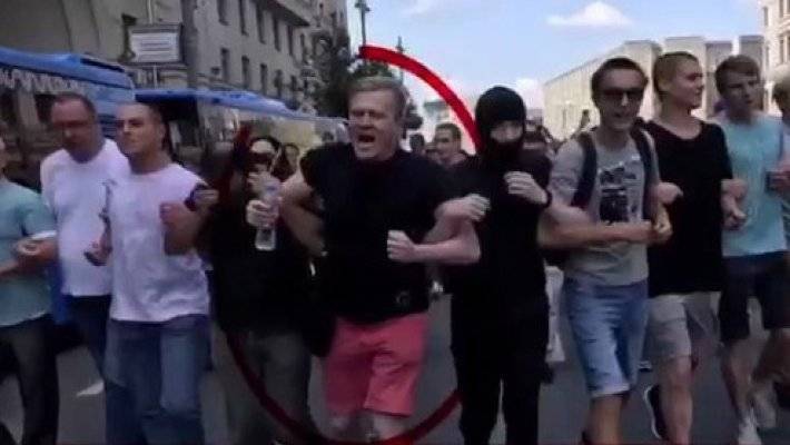 Любовь Соболь - Фанат Соболь координировал беспорядки в Москве, прикрываясь от задержания младенцем - polit.info - Москва - Россия - Москва
