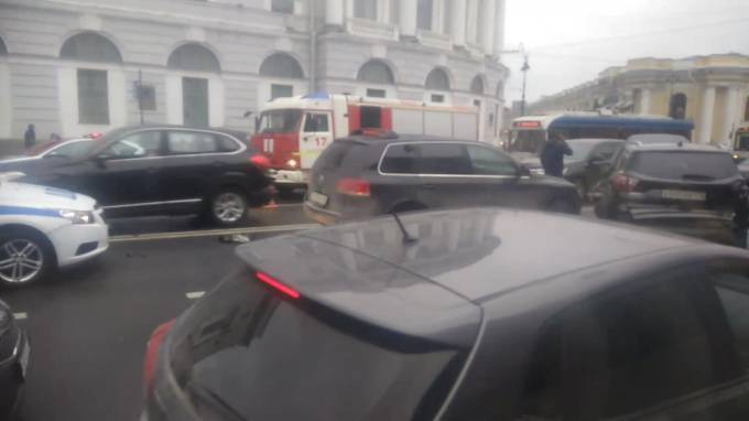 Водителя BMW задержали после ДТП на Невском проспекте - piter.tv - Россия - Ленинградская обл. - Санкт-Петербург - район Центральный