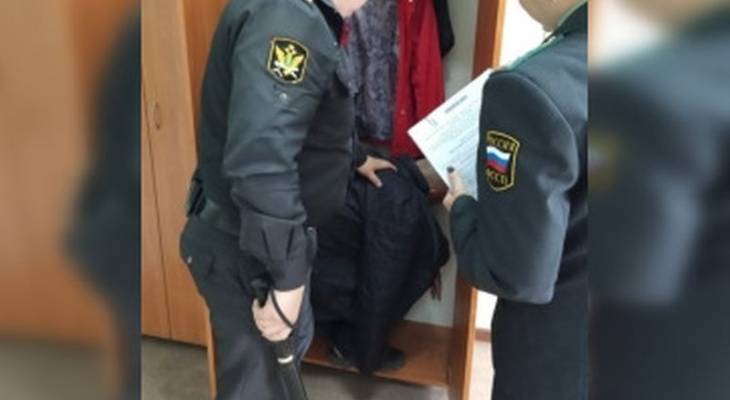 Приставы нашли должника в шкафу бывшей жены - pg21.ru - Россия - респ. Чувашия