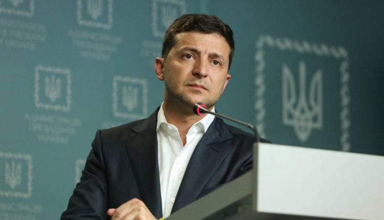 Владимир Зеленский - Александр Лукашенко - «Это ужас. Мне не нужно»: Зеленский отказался принять в подарок гипсовый бюст - newtvnews.ru - Украина - Белоруссия - Черкассы