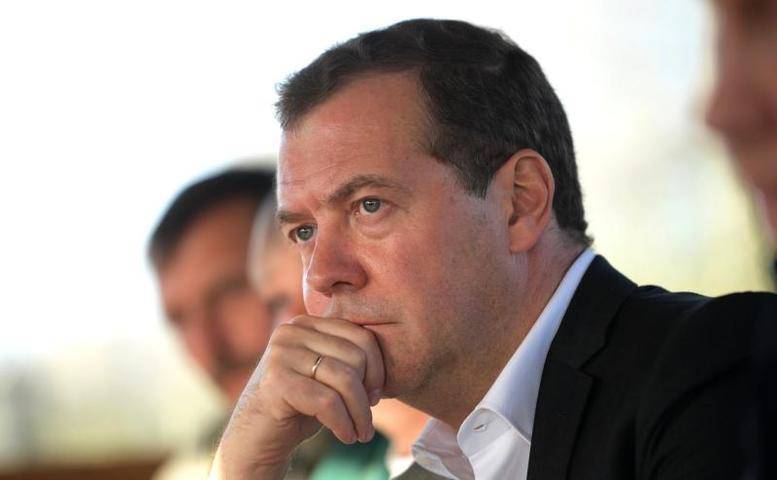 Дмитрий Медведев - Дмитрий Медведев подписал ряд указов в связи с лесными пожарами - vm.ru - Россия