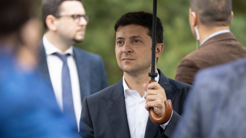 Владимир Зеленский - Олег Соскин - Зеленский назвал «ужасом» свой гипсовый бюст - riafan.ru - Украина - Киев - Чебоксары