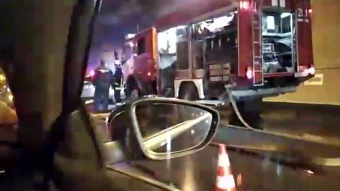 Видео из Москвы: В Лефортовском тоннеле легковушка на скорости врезалась в дорожную машину - piter.tv - Москва