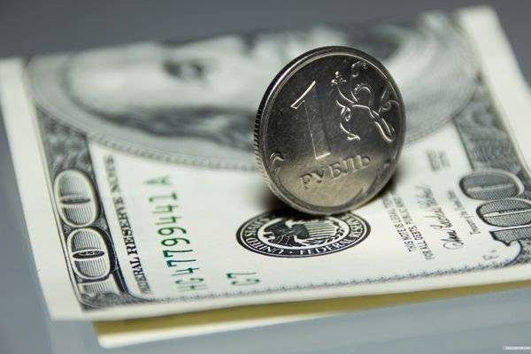 Владислав Антонов - Рубль в последний день июля ослабился к доллару и укрепился к евро - moneytimes.ru - США
