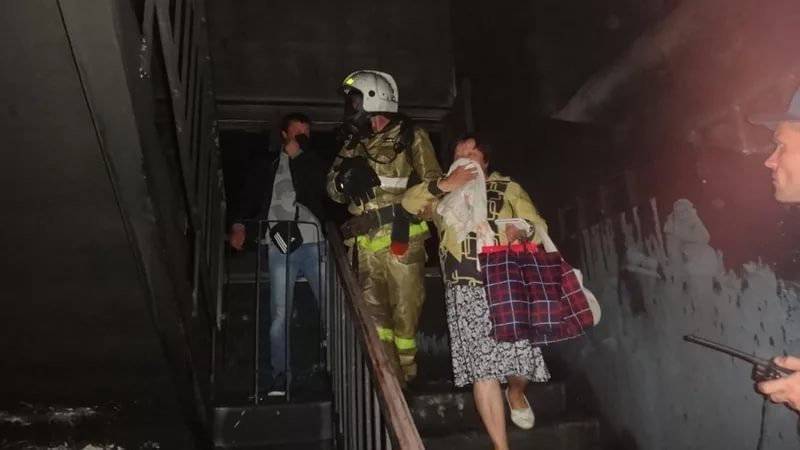 В Смоленске посреди ночи пришлось эвакуировать жильцов дома на Николаева - readovka.ru - Смоленск