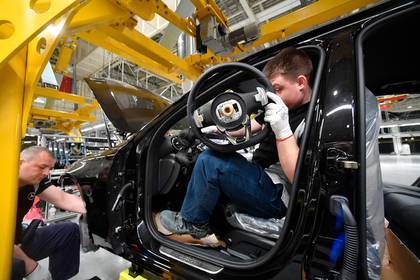 Андрей Воробьев - Завод Mercedes-Benz в Подмосковье заработает в две смены - lenta.ru - Московская обл.