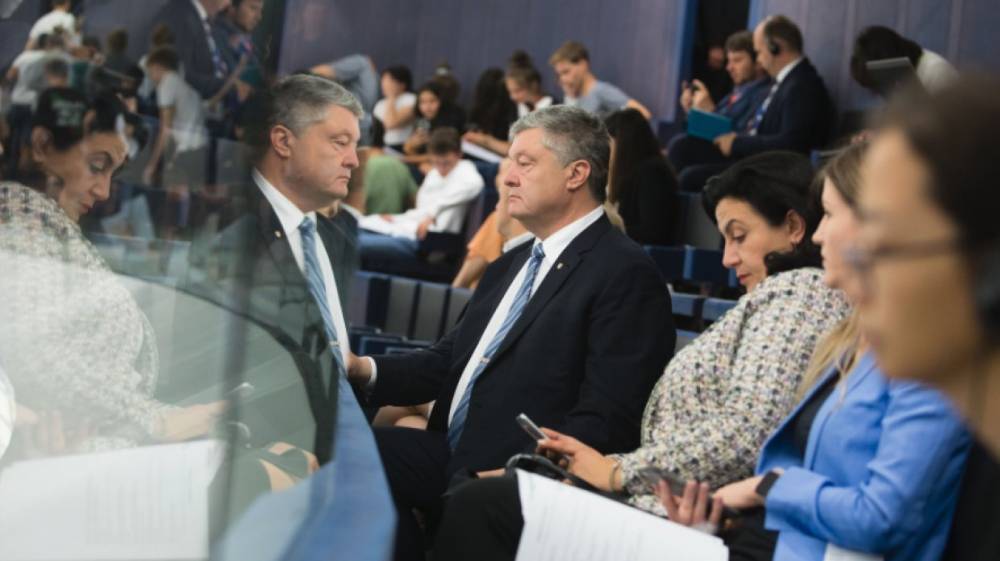 Петр Порошенко - Владимир Плахотнюк - Николай Азаров - Владимир Брутер - Экс-премьер Украины назвал лживой «мечту» Порошенко остаться в живых - riafan.ru - США - Украина - Вашингтон - Молдавия