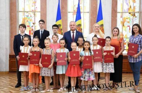 Игорь Додон - Почетные грамоты для учащихся — лауреатов олимпиад - lentanovosti.ru - Англия - Молдавия - Франция - Париж