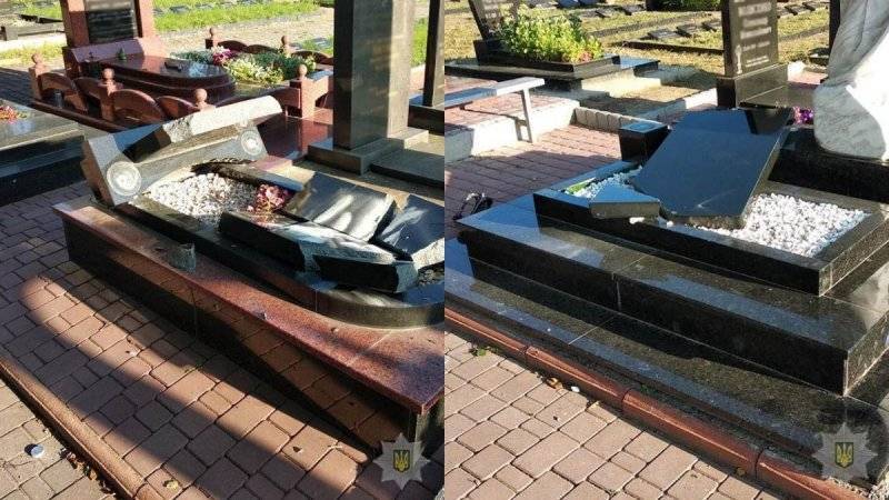 Владимир Зеленский - Мирослав Лайчак - Памятники погибшим в Донбассе участникам АТО уничтожили в Житомирской области - riafan.ru - Россия - Украина - Киев - Луганская обл. - ДНР - ЛНР - Харьков - Житомирская обл. - Словакия