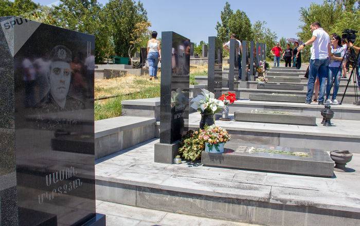 Вандализм или случайность? Что думают родственники павших героев об инциденте в "Ераблуре" - ru.armeniasputnik.am - Армения